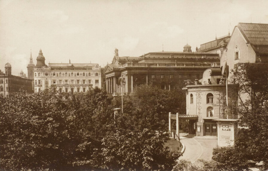 Průčelí Domu umění v&nbsp;pohledem na Městské divadlo Na Hradbách (dnes Mahenovo)